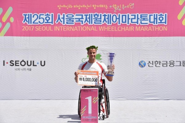 사진3_풀마라톤 우승자 마르셀허그.JPG