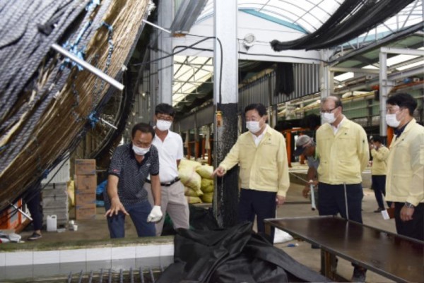 [크기변환]이동진 진도군수, 어업인 고충 해소 위해 수산양식시설 방문 (3).JPG