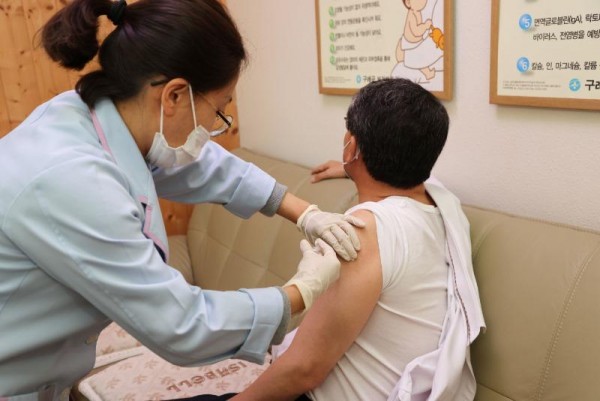 [크기변환]5일 구례군재난안전대책본부장인 김순호 구례군수는 구례군 보건의료원에서 아스트라제네카(AZ) 백신을 접종했다.jpg