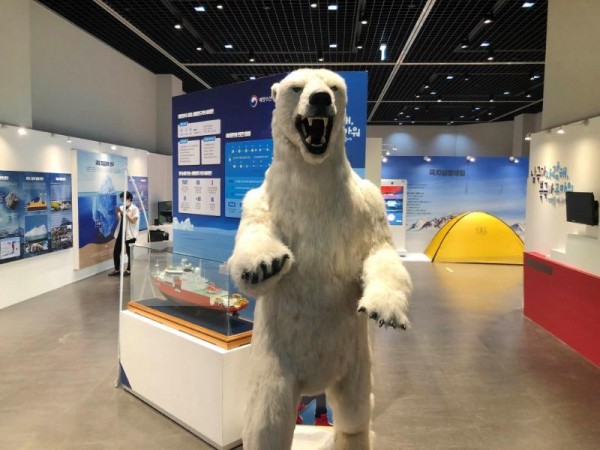 [크기변환]전시장 입구에는 북극곰이 관람객을 맞을 준비를 하고 있다..jpg