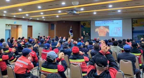 [크기변환]장성군이 14일 군청 4층 아카데미홀에서 산불 예방 및 산림사업장 내 안전사고 예방을 위한 안전교육을 진행했다 (1).jpg