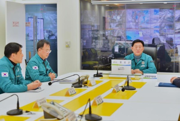 올해 1월 김한종 장성군수(우)가 지능형 선별관제 시스템을 통해 적설 상황을 확인하고 있다.JPG
