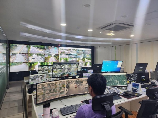 장성군청 관제요원이 지능형 선별관제 시스템이 적용된 CCTV 화면을 감시하고 있다.jpg