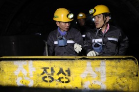 김진태 지사, 지하 1,150m로 입갱해 석탄 캐며 막장 속 산업전사의 삶 체험